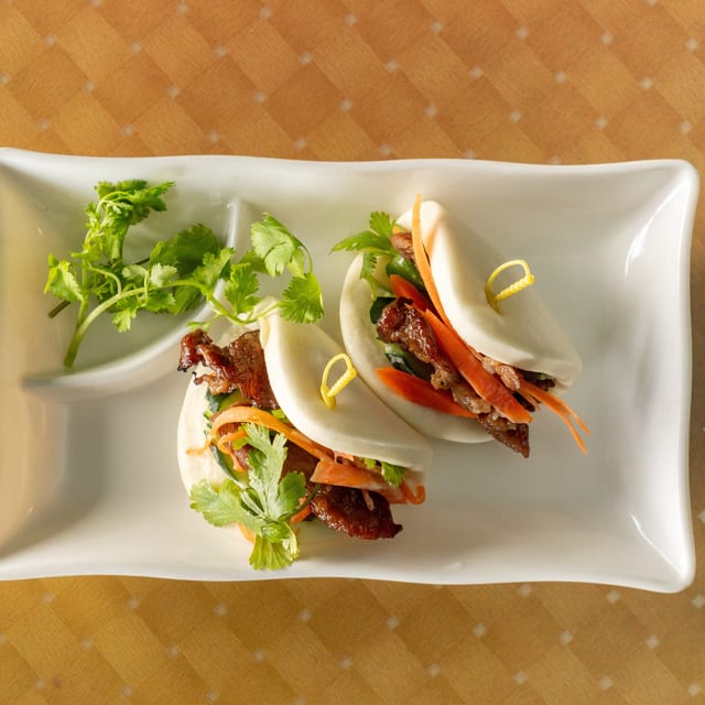 A18 – Grilled Chicken or Pork on Buns (Gà Hoặc Thịt Nướng Kẹp Bánh Báo).