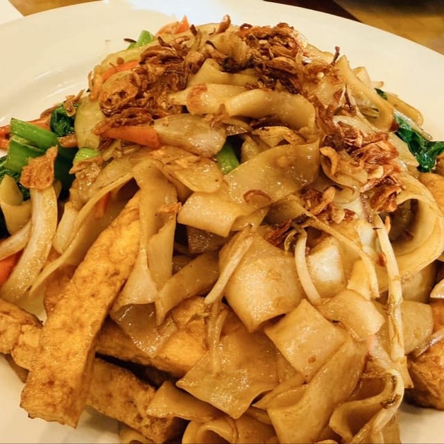 V13 - Pan-Fried Tofu Chow Fun (Hủ Tíu Áp Chảo Chay).